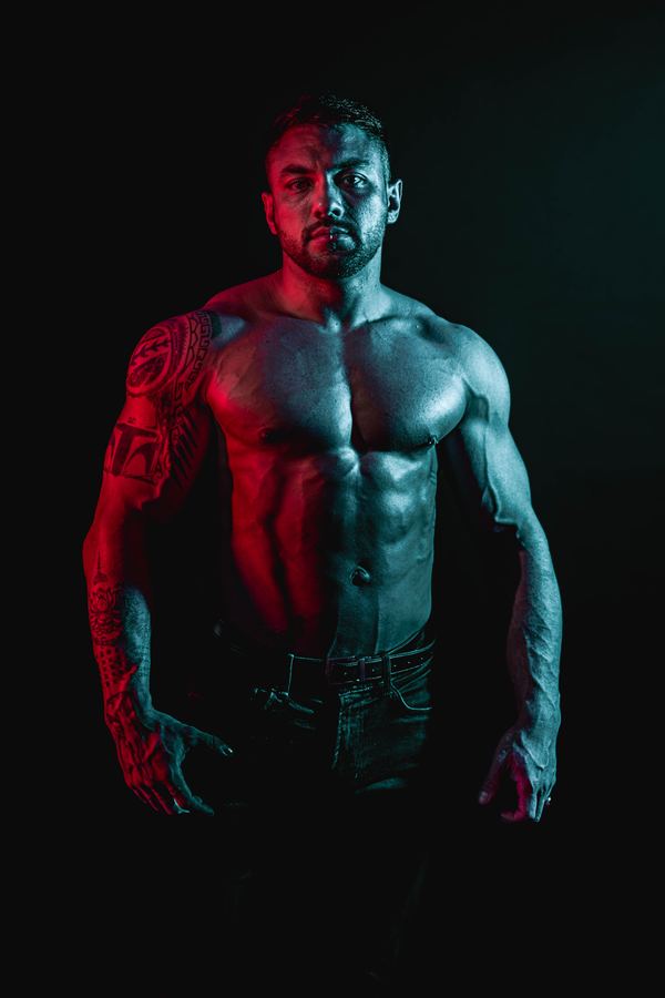 Portrait fitness avec gels rouge et bleu