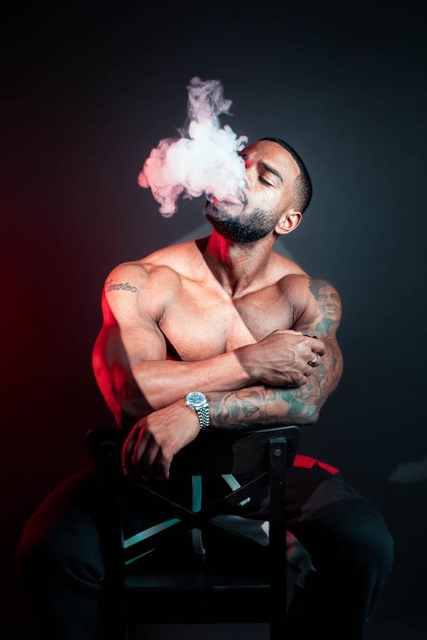 Portrait studio avec fumée artistique