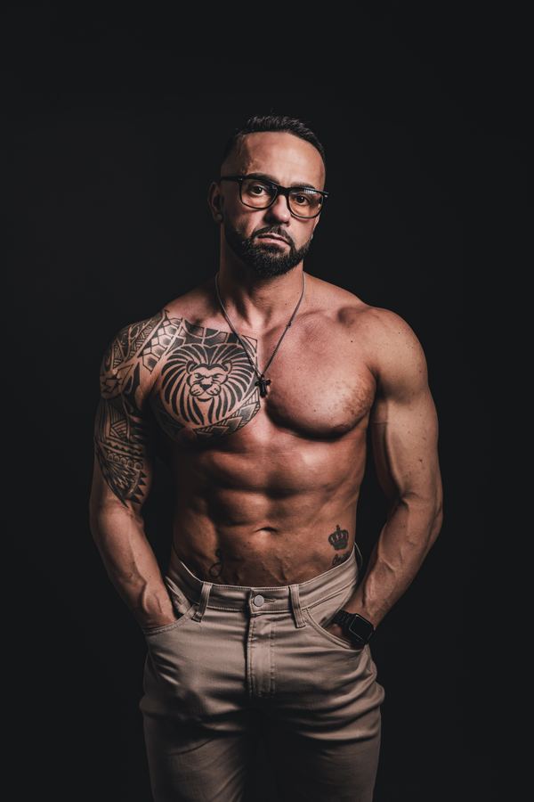Portrait masculin tatoué et confiant