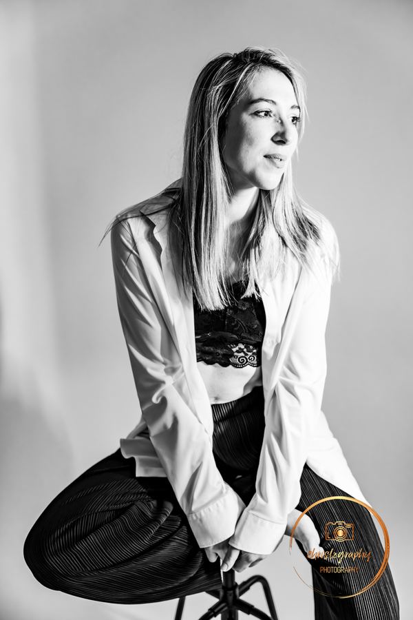 Portrait noir et blanc d'une femme élégante